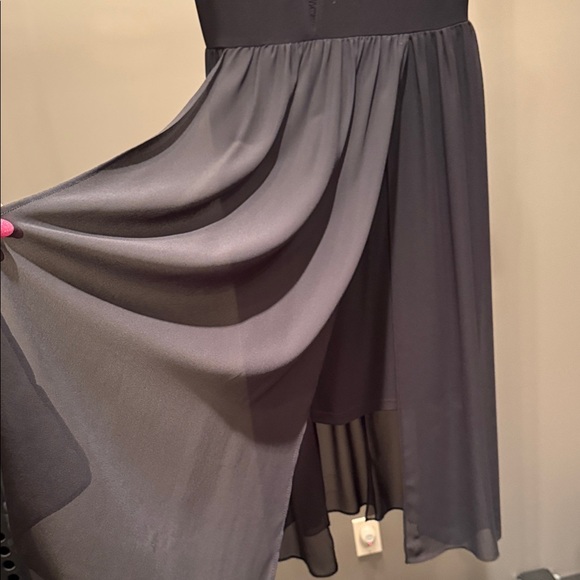 Elegant Black Sleeveless Dress - Picture 2 of 3